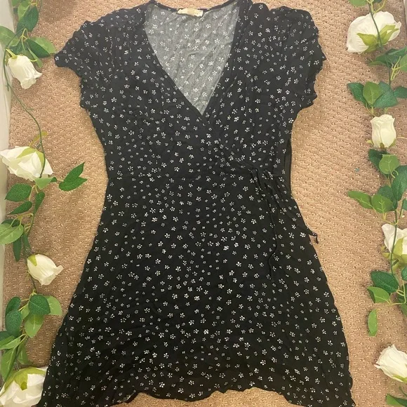 La Hearts Wrap Mini Dress Black With Patterned White Flowers Size Small